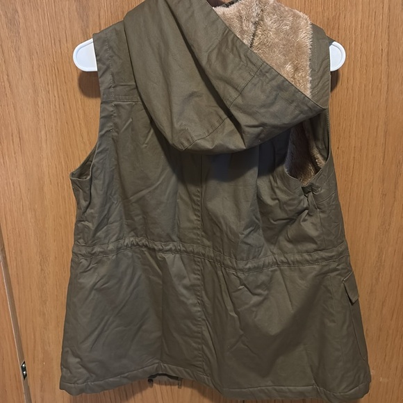Love Tree Olive Green Vest with faux fur lining, tags still attached! - Picture 4 of 4